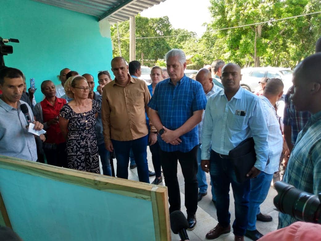 El pueblo de #LasTunas le dio grandes muestras de cariño y reafirmación revolucionaria a nuestro Presidente en su visita a los municipios Jobabo y Colombia hoy #PorLasTunasLaVictoria #SíSePuede