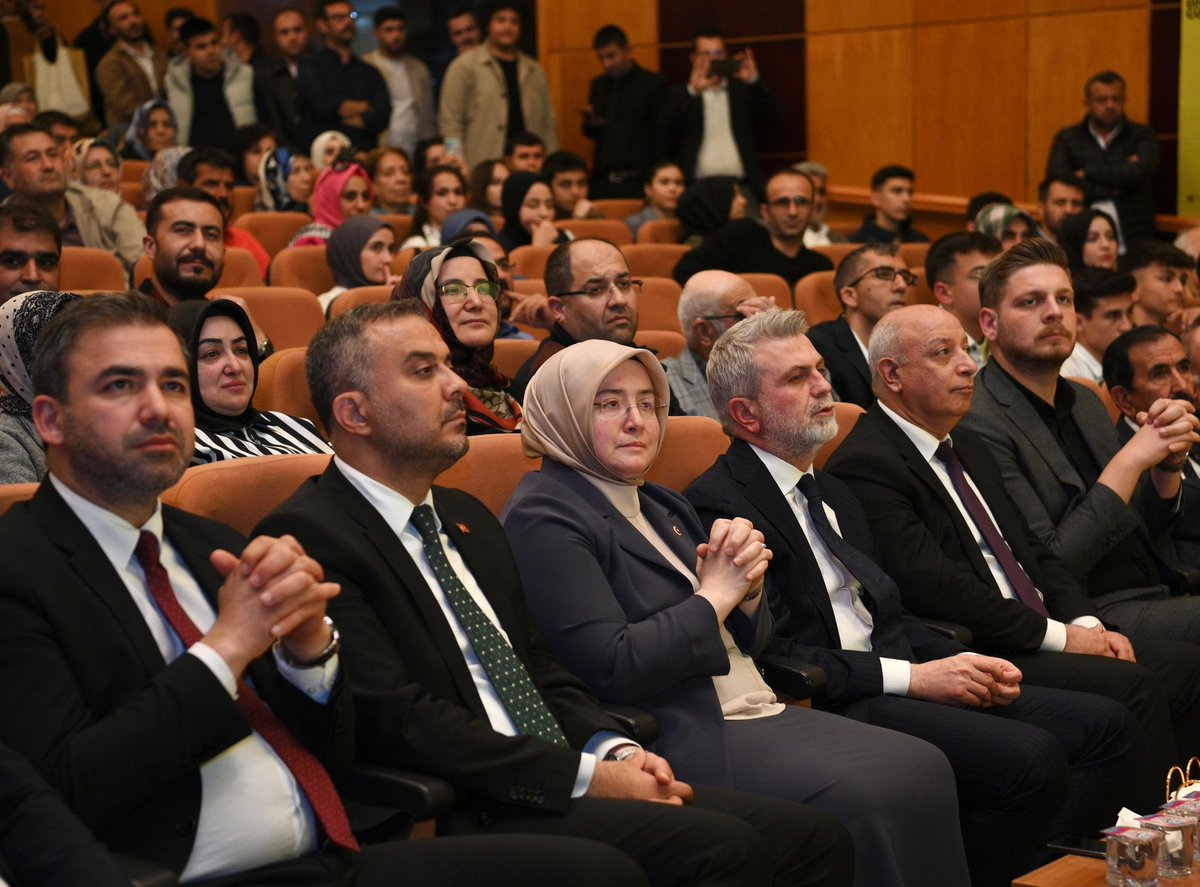 drtubakoksal's tweet photo. 📍5.Uluslararası #Kahramanmaraş Şiir ve #Edebiyat Günleri açılış programında, birbirinden değerli gençlerimizin duygularını paylaştığı gecede 'edebiyat dönüştürür' teması ile maddeden manaya yolculuk ettik...
Şiirin ve Edebiyatın Başkentinin kıymetli gençlerini tebrik ediyoruz… https://t.co/hSIJg083BN