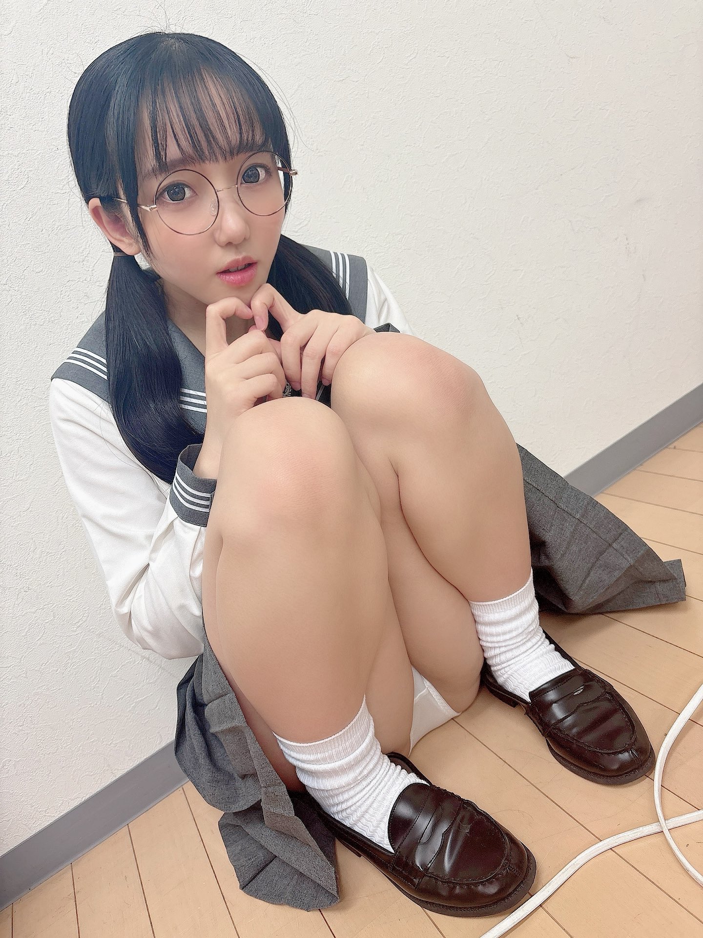 美咲 音のパンチラ（@misaki_oto_）｜おはよぅ…♡ ♡1000いったら パンツ脱いじゃうね…♡
