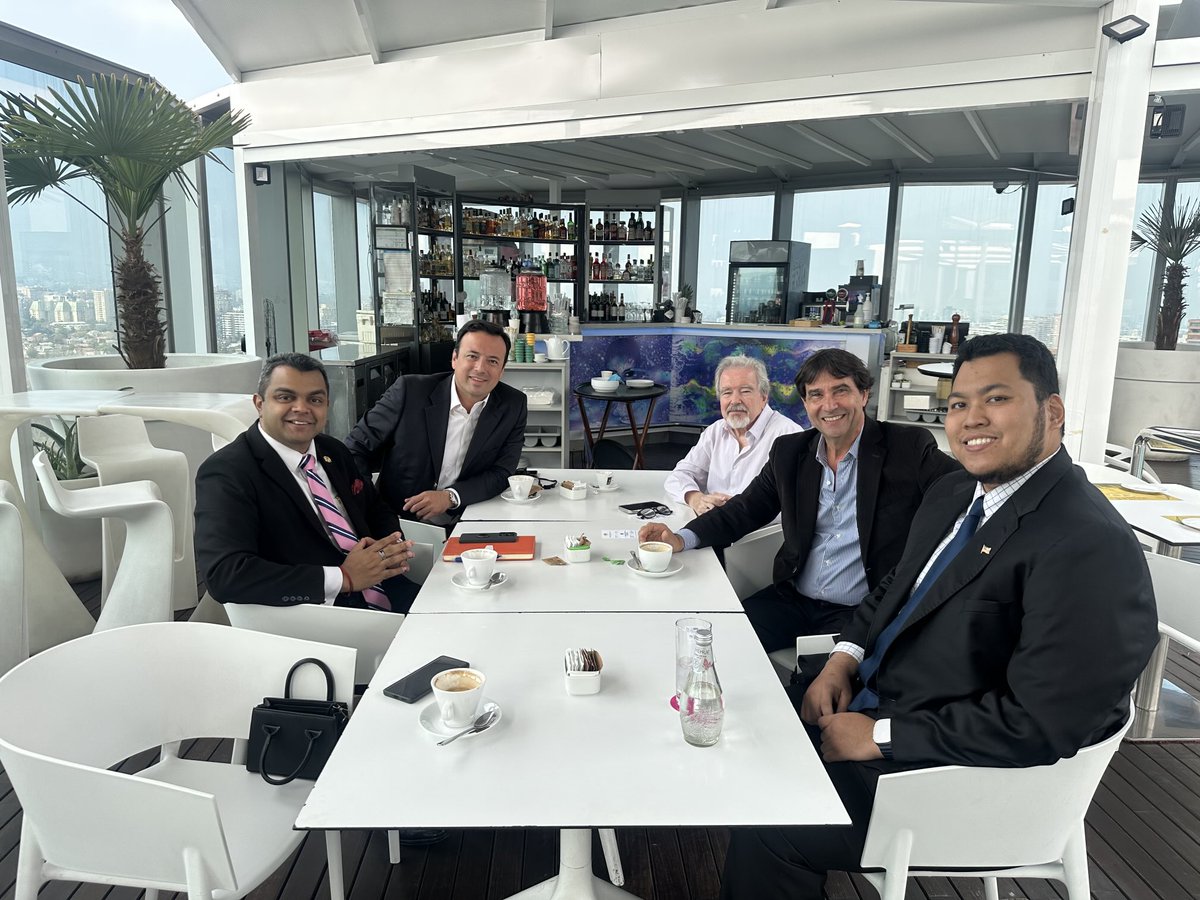 Reunión de trabajo en Santiago de Chile con el Consejero Regional de MATRADE Jack Menon, junto a Abang R Yusop de la Embajada de Malasia y Marco Sepulveda de Aerodyne Regional. Junto a al Dr Caffaro Kramer Presidente MACC Global y el Ing Carlos Rizzuti Director MACC Argentina.