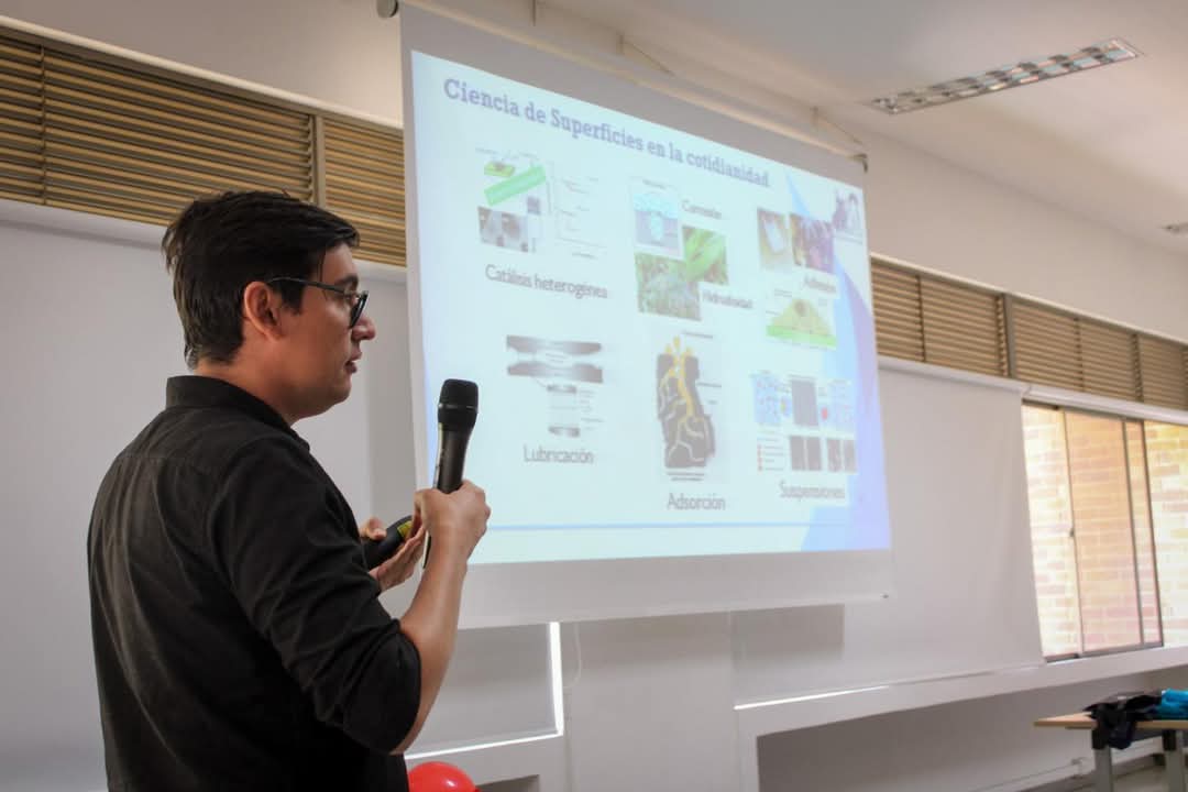 Csss_uis's tweet photo. 📢En #UISBarbosa se realiza #SurfLab, jornada académica para fortalecer proyectos de investigación y explorar la ciencia de materiales y superficies.
✅Estudiantes conocieron técnicas de caracterización y laboratorios de alta tecnología para sus tesis y proyectos. #UISesRegión 💚 https://t.co/hNXFnVmtBE