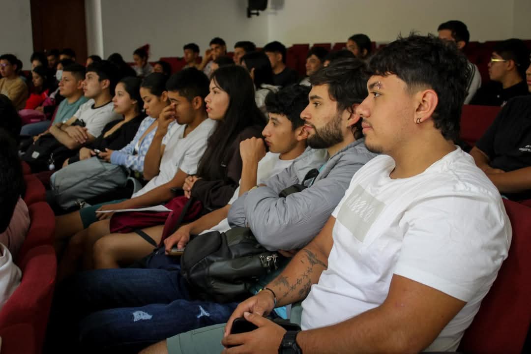 Csss_uis's tweet photo. 📢En #UISBarbosa se realiza #SurfLab, jornada académica para fortalecer proyectos de investigación y explorar la ciencia de materiales y superficies.
✅Estudiantes conocieron técnicas de caracterización y laboratorios de alta tecnología para sus tesis y proyectos. #UISesRegión 💚 https://t.co/hNXFnVmtBE