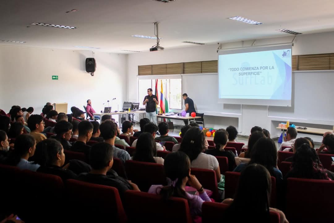 Csss_uis's tweet photo. 📢En #UISBarbosa se realiza #SurfLab, jornada académica para fortalecer proyectos de investigación y explorar la ciencia de materiales y superficies.
✅Estudiantes conocieron técnicas de caracterización y laboratorios de alta tecnología para sus tesis y proyectos. #UISesRegión 💚 https://t.co/hNXFnVmtBE