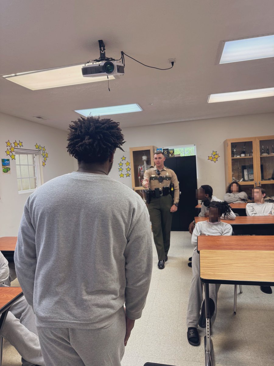 THPLawrencebur's tweet image. We had a great time hanging out with the teens at the Wayne Halfway House today! 

Troopers stopped by to talk real about drug awareness, smart choices, and staying on the right track. Proud to be part of their journey! #CommunityImmersion #DrugFreeTN