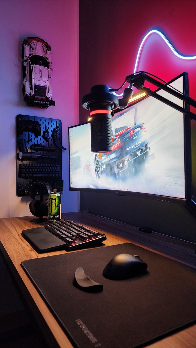 ThiagoMattoos's tweet image. #desksetup #gamming #gamer #porshe #setupgamer