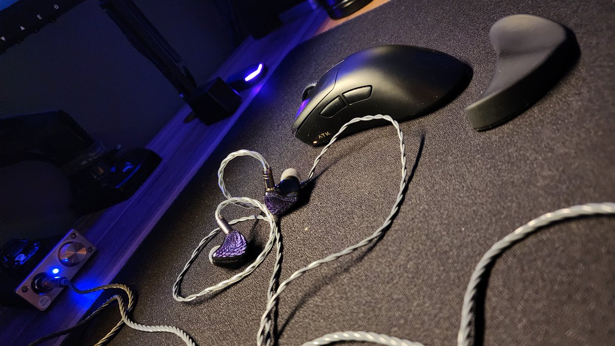 ThiagoMattoos's tweet image. #desksetup #gamming #gamer #porshe #setupgamer