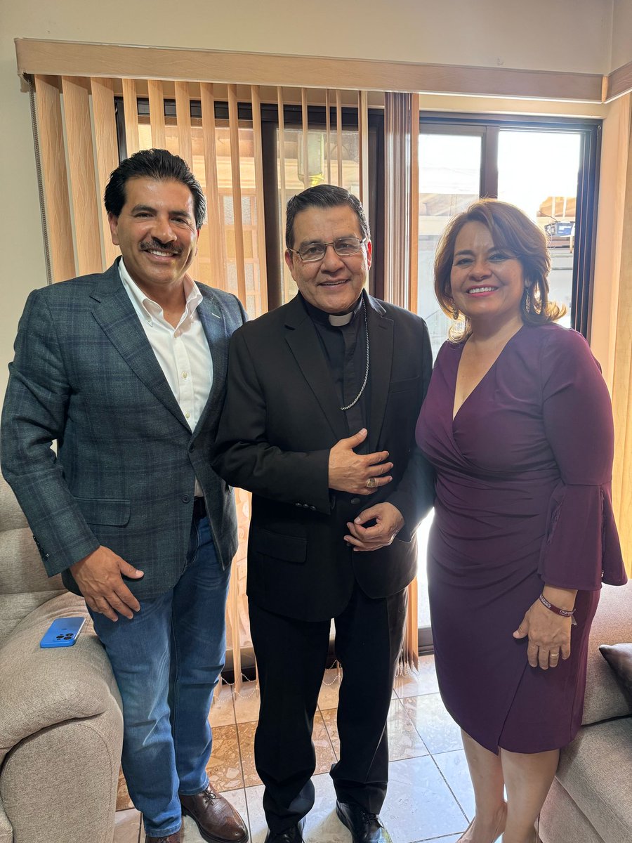 DrRamonEnriquez's tweet photo. Agradezco el cálido recibimiento del Sr. Arzobispo de la Arquidiócesis de Durango, Monseñor Faustino Armendáriz, a mi esposa--la Doctora--y a mí.

Además de compartir una visión de un Durango mejor, recordamos el ejemplo del Papa Francisco, un referente de humildad y progresismo. https://t.co/uateRLcV7G