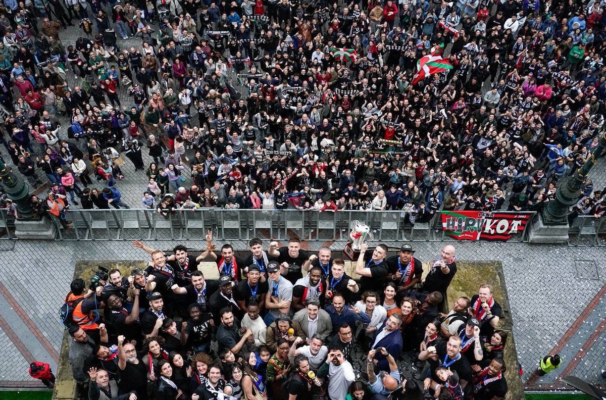 POR FAVOR QUE ESTO NO PARE! ❤️🖤🏆

Ha sido increíble lo que se ha vivido hoy en Bilbao… ponía la piel de gallina. Eskerrik asko <a href="/bilbaobasket/">Surne Bilbao Basket 😎</a> y esperemos celebrar mucho más!