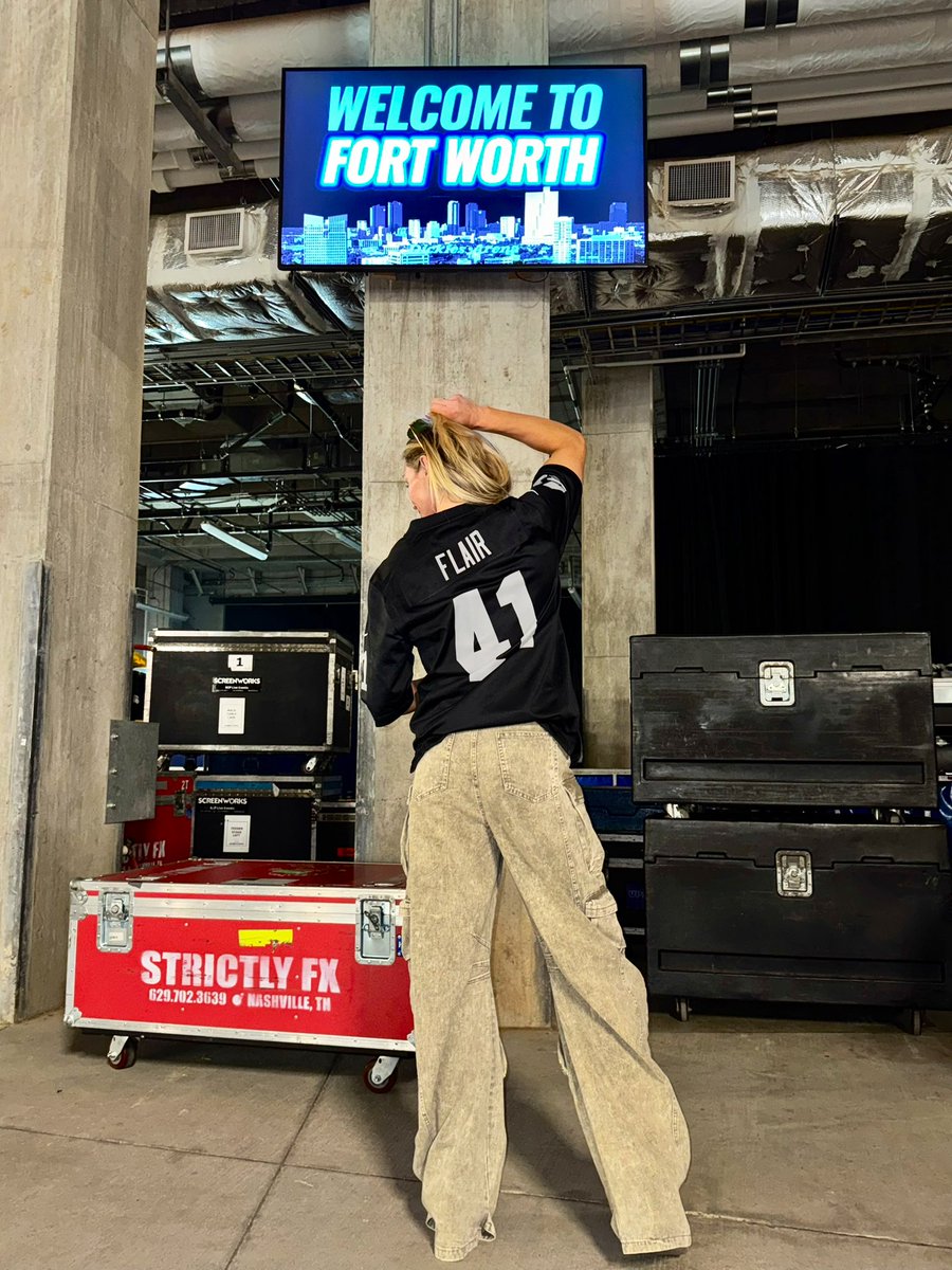 MsCharlotteWWE's tweet photo. 🤠 https://t.co/dimRrTZajH