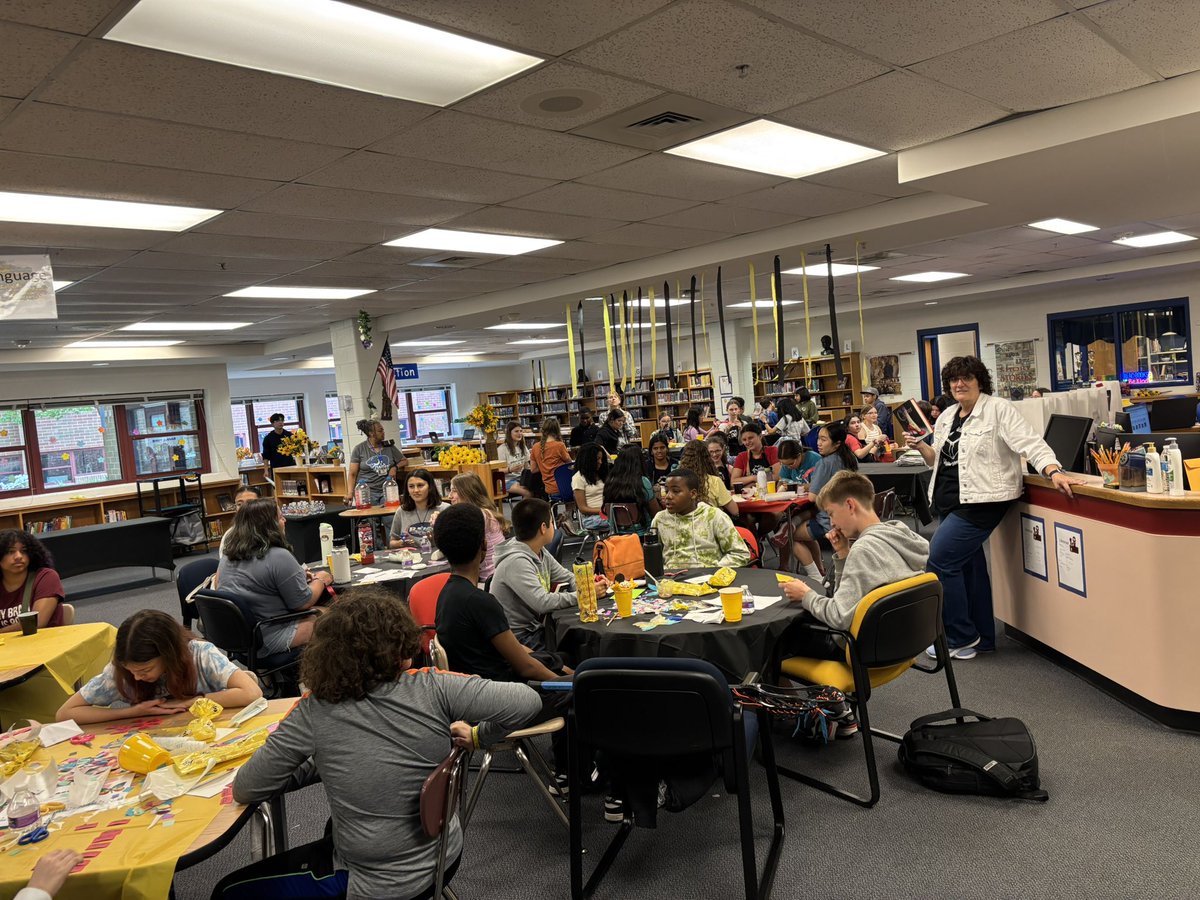 APpearceJWMS's tweet image. Today we celebrated over 100 students who have read and reviewed at least 3 #BlackEyedSusan books. #ROARing #scholars 🐆