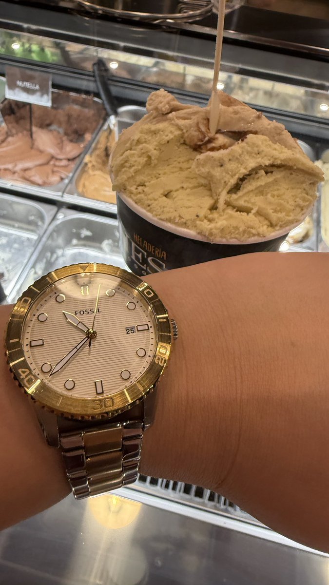You know you're on holiday when it's nearly midnight and everyone's still eating gelato 🤣 #timeisplusonehour goodnight🇪🇸