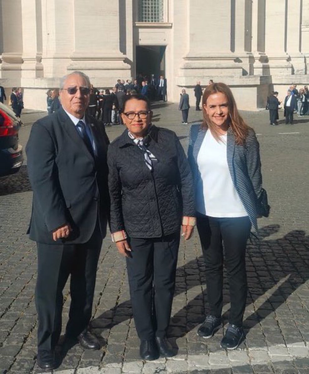 Laura 🌸 tweet media