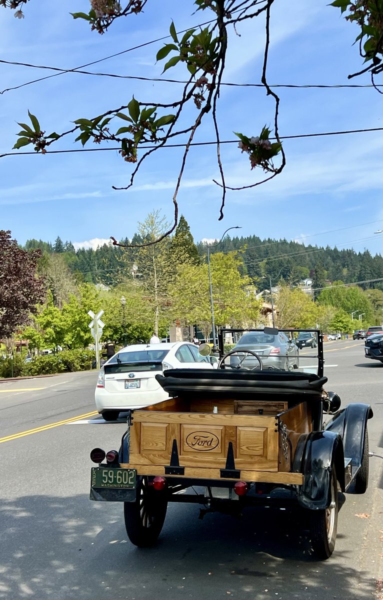 NancyPettit's tweet photo. Cool little jalopy parked in front of us afternoon!! #ilikecars #FordClassic #whatisee #whereilive #BattleGroundWA🇺🇸 https://t.co/nFjXUM19Ps