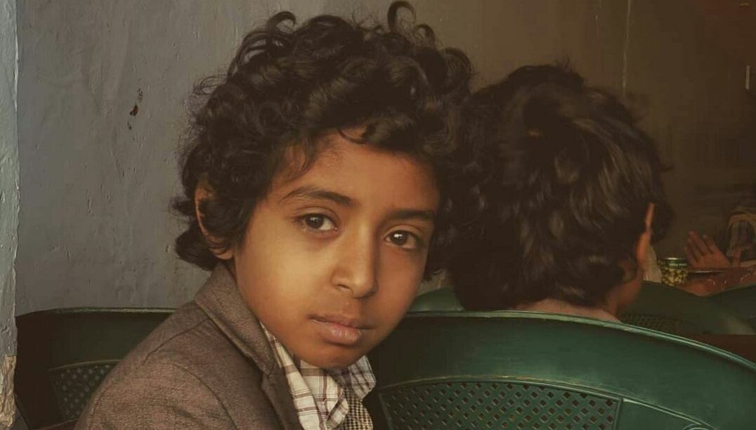 بائس كَ وطنهِ
خائفٌ كَ لاجئ
ذنبهُ أنهُ 
يمني
يمني
جداً..