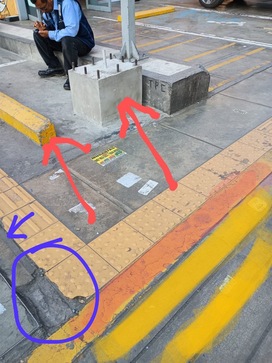 FernQueve's tweet photo. @MuniLima Esto sucede en Surco sobre Av.Metropolitana Ayacucho y Tomas Marzano ojo preocuparse por las personas, ancianos y discapacitados vereda queda muy pequeña para la cantidad de personas que salen y entran al metro de Lima estación Ayacucho https://t.co/DxBSAhXppY