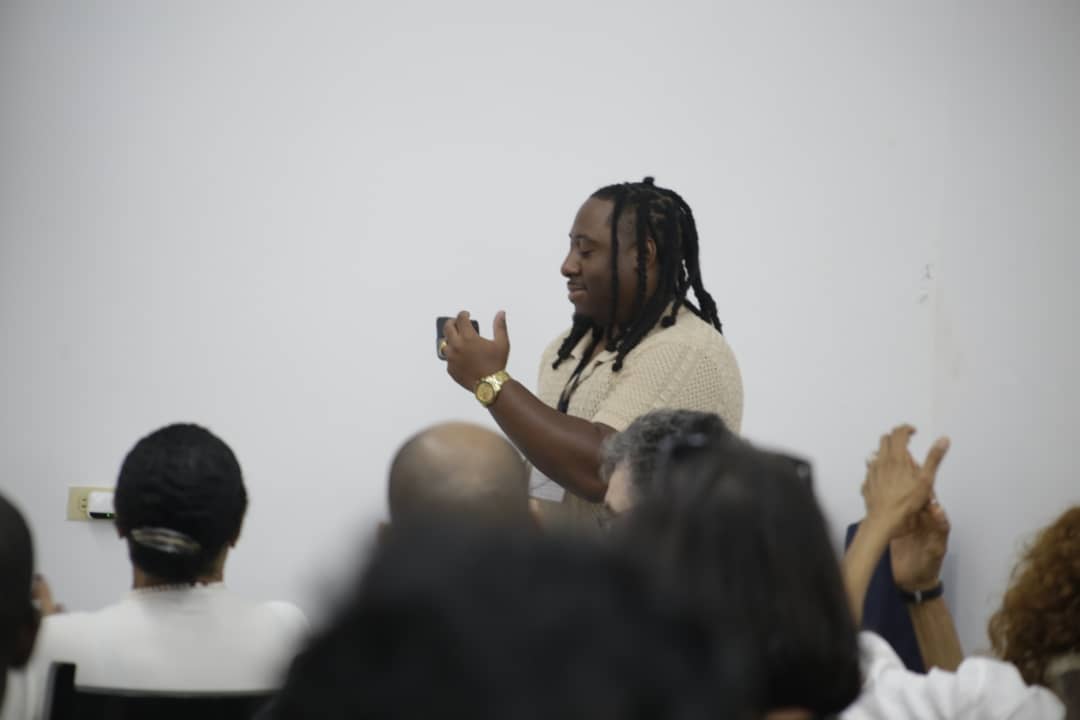 Proyección del documental "El Apartheid d los EEUU", en la <a href="/CasAmericas/">Casa de las Américas</a>, c/DeWayne Wickman, su dtor, guionista y productor. C/nosotros ntro entrañable Víctor Dreke. DeWayne dijo q el documental era "una carta d amor d los afroamericanos al pueblo d Cuba". Gracias, hermano.