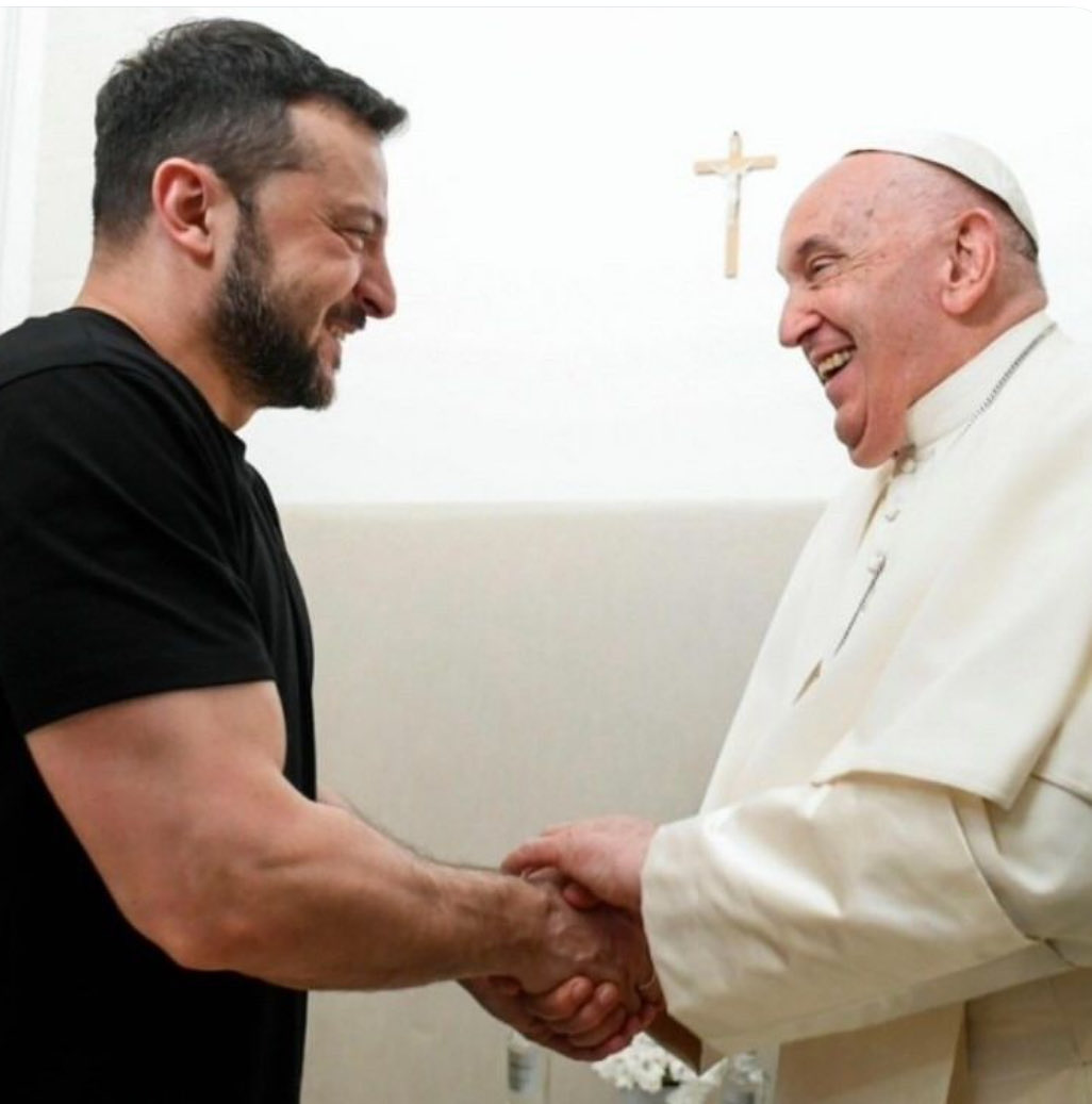 I love the warmth, respect &amp; admiration in this photo of President Zelensky &amp; Pope Francis. 

#DemsUnited