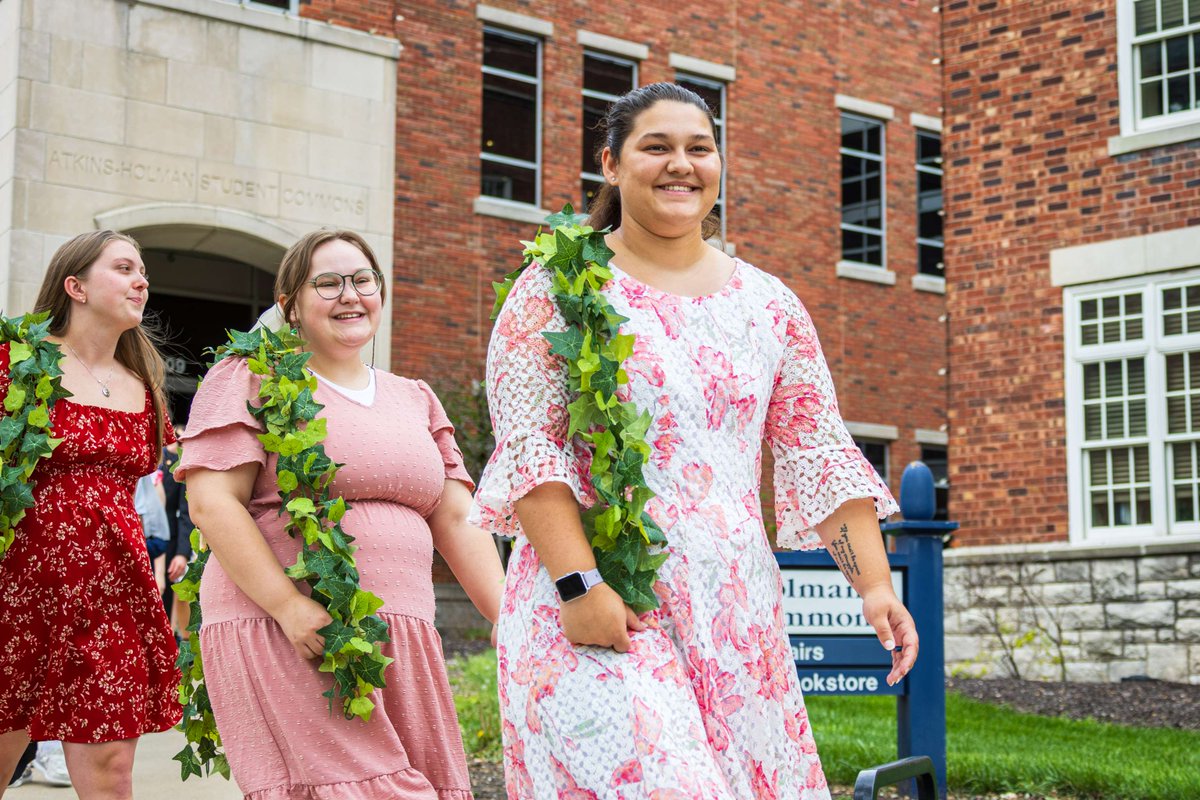 ColumbiaColg's tweet photo. We celebrated our long-standing tradition of Ivy Chain this afternoon! First held 125 years ago, this celebration signifies the deep-rooted connection graduates will always have with the CC family.
#WeAreCC #CCMoGrad https://t.co/vQrQa3z9GR