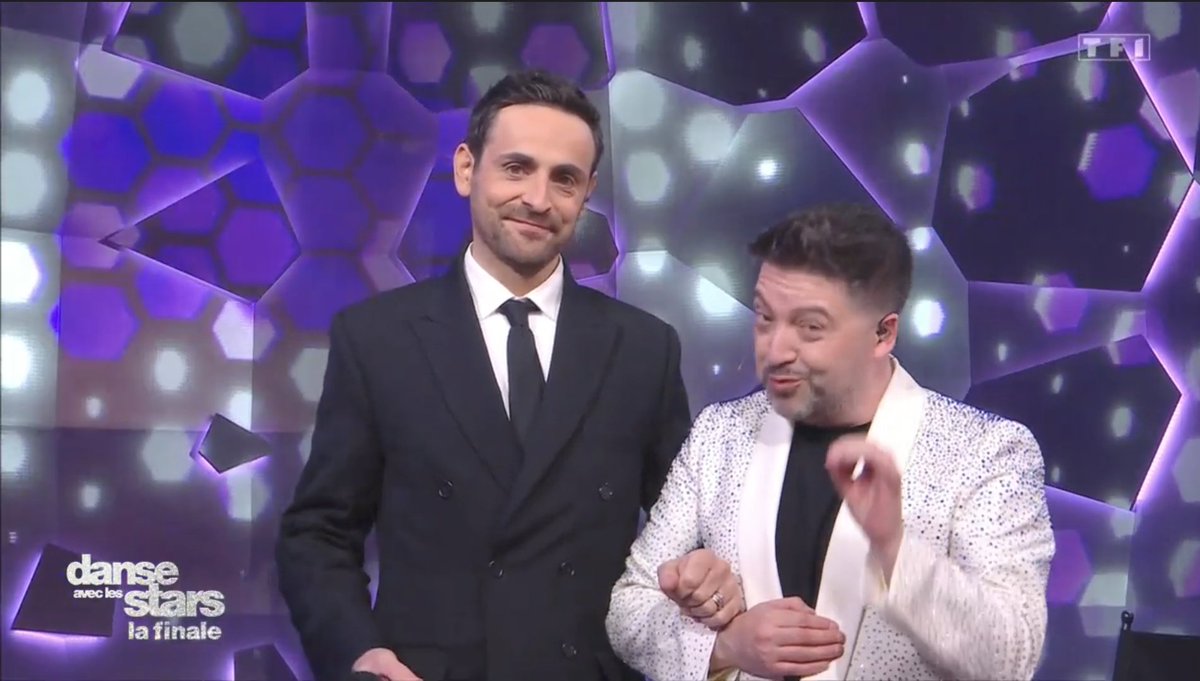 Le duo <a href="/CamilleCombal/">Camille Combal</a> et <a href="/LeChrisMarques/">Chris Marques</a> me fera toujours mourir de rire 😂 

#DALS