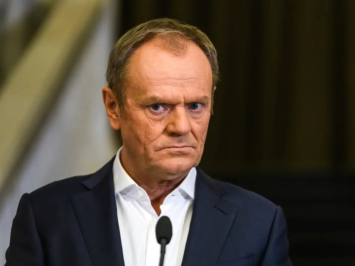 Tego jeszcze nie było. Komisja Europejska ujawnia, że Donald Tusk okłamuje Polaków ws. paktu migracyjnego ❗Polska nie będzie zwolniona z "mechanizmu solidarności" i wbrew temu co opowiada premier mamy przyjmować migrantów, albo płacić kary!
 👉Proszę o szerokie udostępnianie,