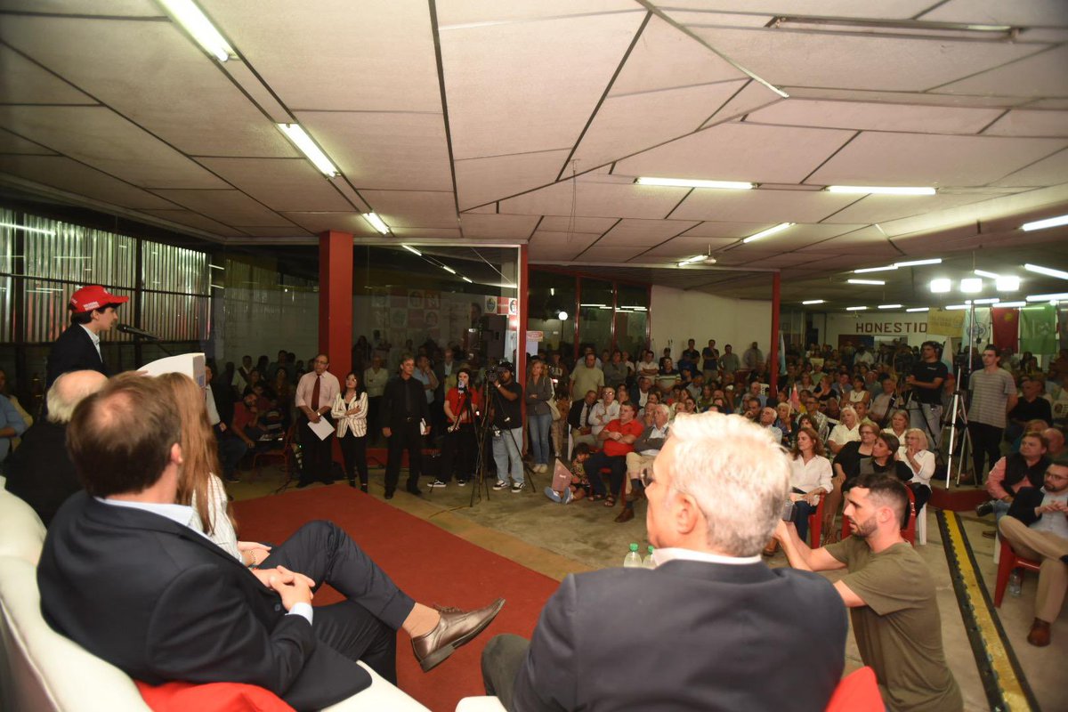 FacundoEsteche_'s tweet photo. 40 Años de Democracia 🇺🇾📝🗳️

Un gustazo haber sido parte de los oradores de este evento único que tuvimos el día de ayer en Salto. No es solo celebrar la democracia, sino también reafirmar el compromiso con ella. Una cuestión de todos los días. https://t.co/t4zLjMrbjI