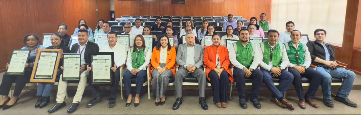 🟢 En el marco del Día Mundial de la Seguridad y Salud en el Trabajo, el titular del #IMSSVeracruzSur, Dr. Jorge Martínez Torres, entregó el Distintivo #ELSSA  a 15 empresas de la región, por su compromiso con los entornos laborales seguros y saludables. 👷🏽‍♂️👷🏻‍♀️