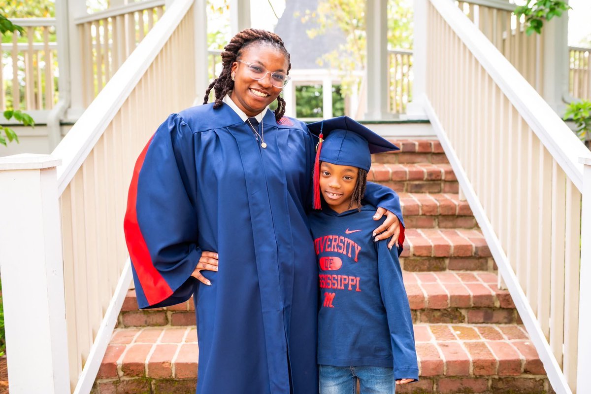 Bill_Dabney's tweet photo. More pictures from the UM Foundation's commencement project: giving free photo sessions to graduates who've earned degrees while also raising a family. I'm honored to have had the opportunity to photograph these amazing students... https://t.co/Txv3taaUkT