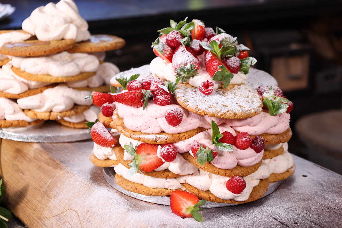 Sat_James Martin (@sat_jamesmartin) on Twitter photo Meet your new obsession: Ice Box Cake! Layers of blondie cookies, whipped raspberry cream, and a crown of fresh berries — no baking stress and impossible to resist! <a href="/jamesmartinchef/">James Martin</a> used blondies from <a href="/BlondieKitchen/">BlondiesKitchen</a>! 👉 jamesmartinchef.co.uk/recipes/ice-bo… Meet your new obsession: Ice Box Cake! Layers of blondie cookies, whipped raspberry cream, and a crown of fresh berries — no baking stress and impossible to resist! <a href="/jamesmartinchef/">James Martin</a> used blondies from <a href="/BlondieKitchen/">BlondiesKitchen</a>! 👉 jamesmartinchef.co.uk/recipes/ice-bo…