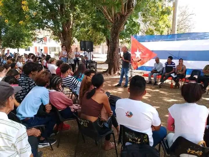 La #FEEMdeCuba 🇨🇺 sigue con sus Cursos Multiplicadores de Pro-Salud⚕️, promoviendo la conciencia preventiva en estudiantes sobre embarazo adolescente🤰🏻y consumo de drogas💊. Acompañados por Dalgis Melissa Cañete Hidalgo. #UnaFEEMQueAmaYFunda #HaciendoFuturo