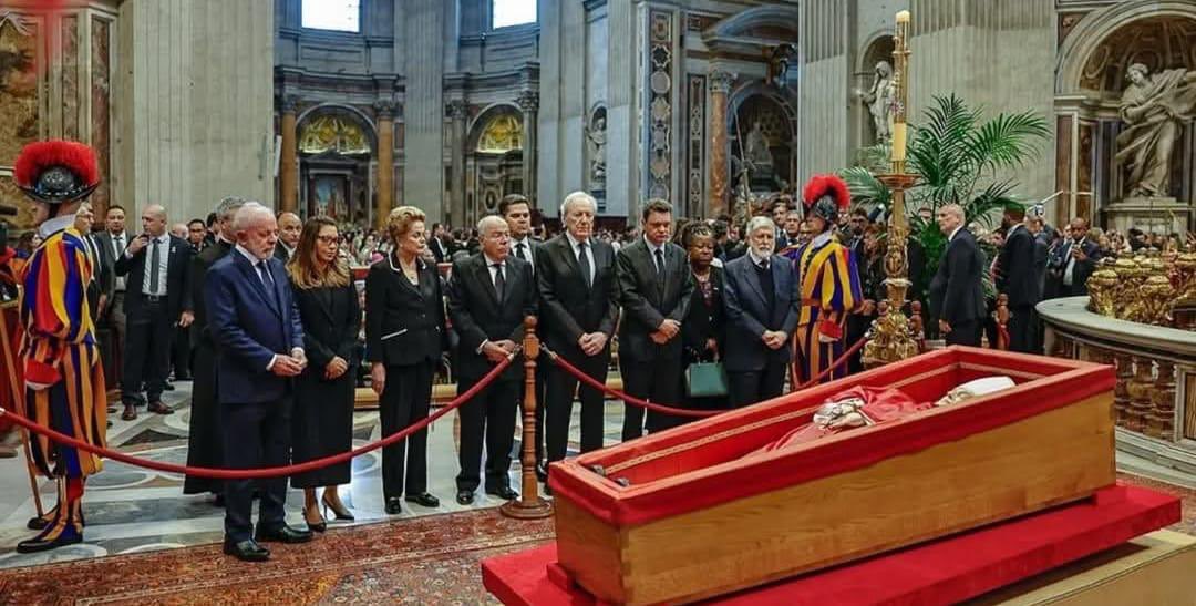 JeffreyChiquini's tweet photo. Se o Papa acordar vai pensar que está no inferno. https://t.co/zWTfW2oN3J