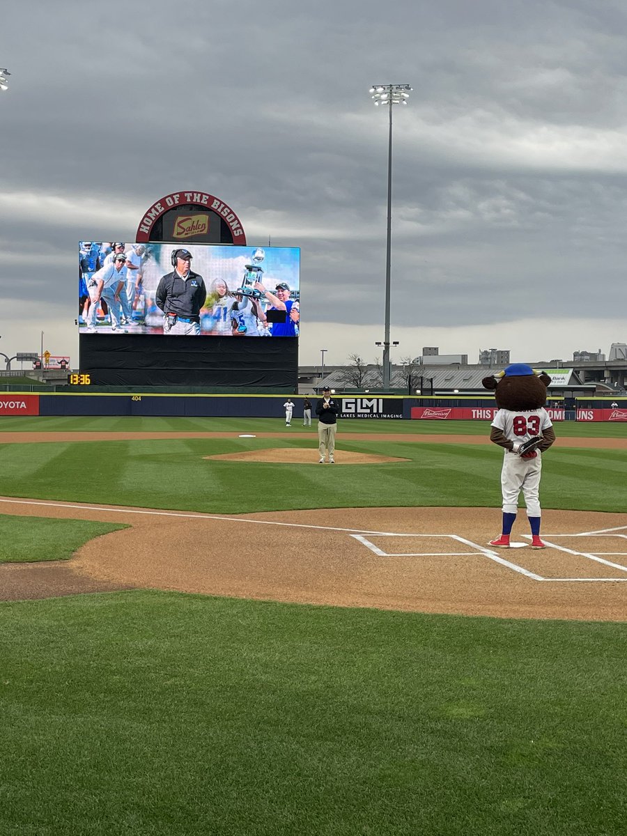 UB Football (@ubfootball) on Twitter photo Thank you <a href="/BuffaloBisons/">Buffalo Bisons</a> for having Coach Lembo throw out the first pitch tonight.
#UBhornsUP๐คl #BullMarket๐ Thank you <a href="/BuffaloBisons/">Buffalo Bisons</a> for having Coach Lembo throw out the first pitch tonight.
#UBhornsUP๐คl #BullMarket๐