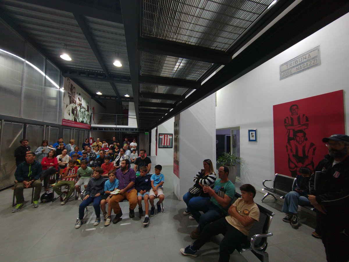 futbolflorida's tweet image. #2015
#Ahora
Presentación de generación 2015 de #OFIF
DT Santiago Ippes
Coordinador Sergio Pereyra
Entrenador goleros Santiago Mosqueira
Documentación Ignacio Fernández