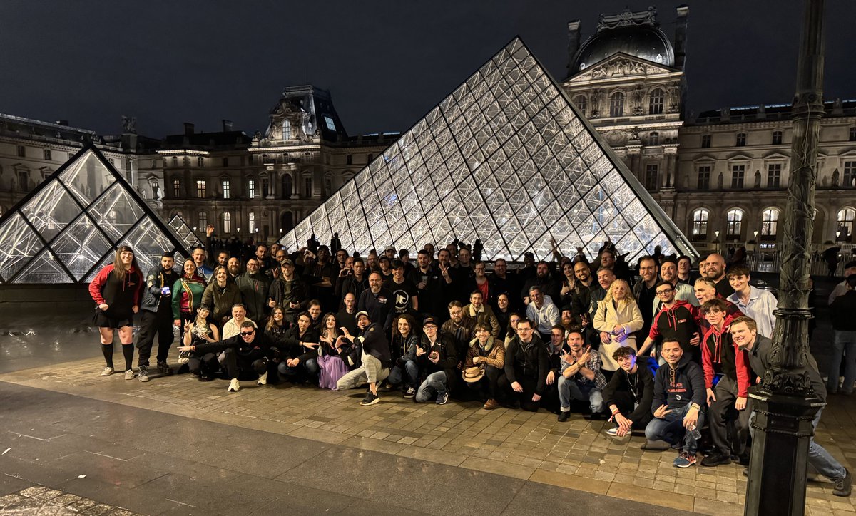 <a href="/RobertsSpaceInd/">Star Citizen</a> <a href="/NicouLenny/">Nicou</a> 

📸 Une semaine déjà depuis le Bar Citizen Paris…  
On remet ça ? En attendant, voici un petit souvenir de cette super soirée entre passionnés🛸
Merci à tous d’être venus, et à très vite dans le 'verse ! ✨
#BarCitizen #StarCitizen