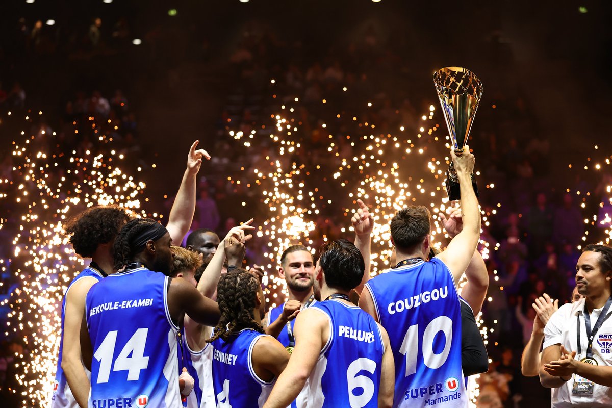 Be_BasketFr's tweet photo. 🏆 Repêché de NM3 l'été dernier, le BB Marmande s'offre le Trophée Coupe de France ! 

🎂 Un premier titre pile une semaine après l'anniversaire de ses 30 ans : quel timing ! 

❤️‍🔥 "Mes joueurs, ces petits branleurs, je les aime très fort !" 

🥇 https://t.co/72WzFVmnB1 https://t.co/3rK5cb9glb