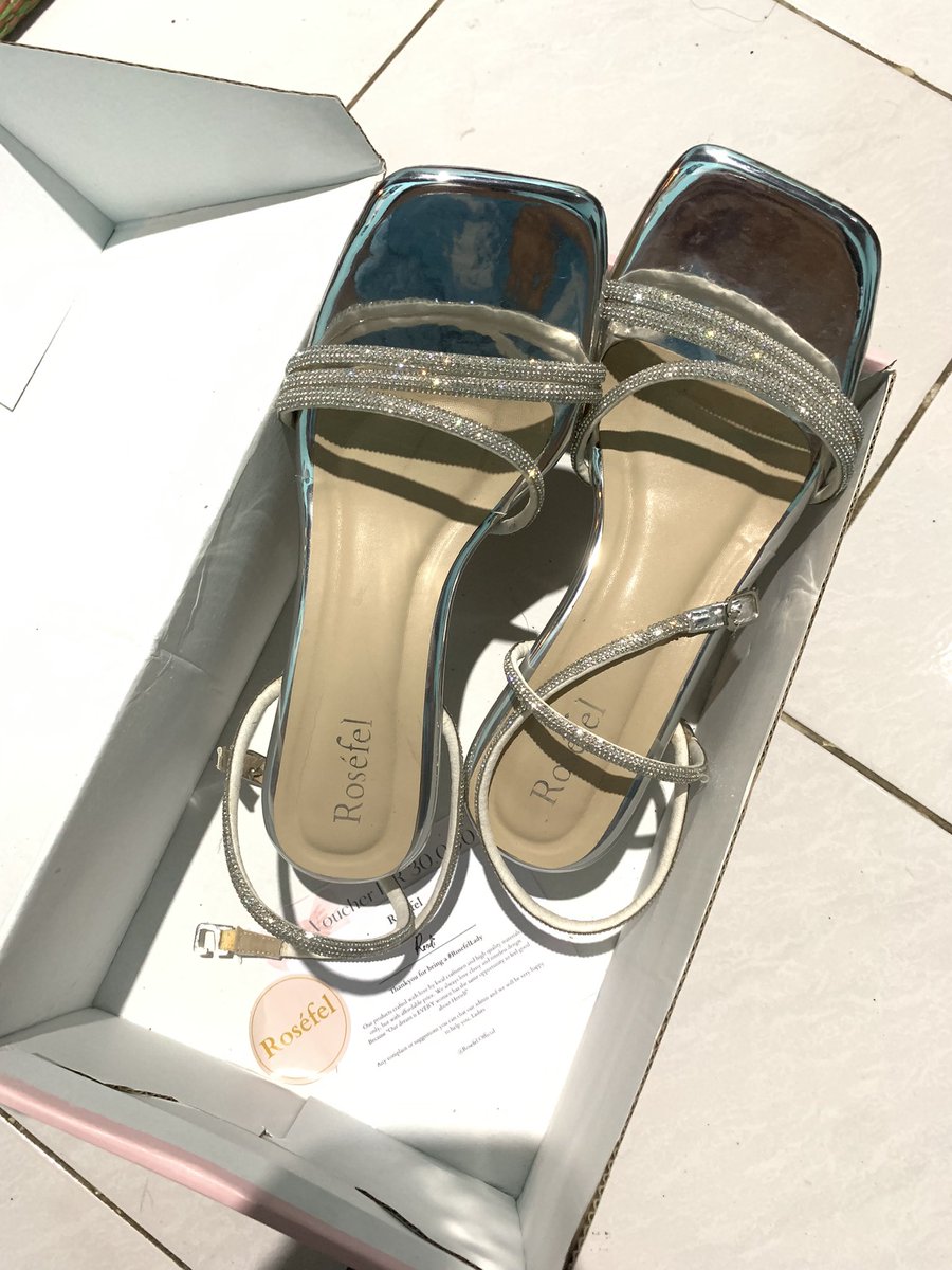 cloudymoz's tweet photo. WTS Rosefel Heels 7cm size 38
warna silver (190k) 
•Baru dipakai 1x buat wisuda
•Masih ada boxnya
•Bisa oren, free ong

#wts #zonajajanᅠᅠᅠ  #zonauang #wanttosell https://t.co/dUB3uEU3iW