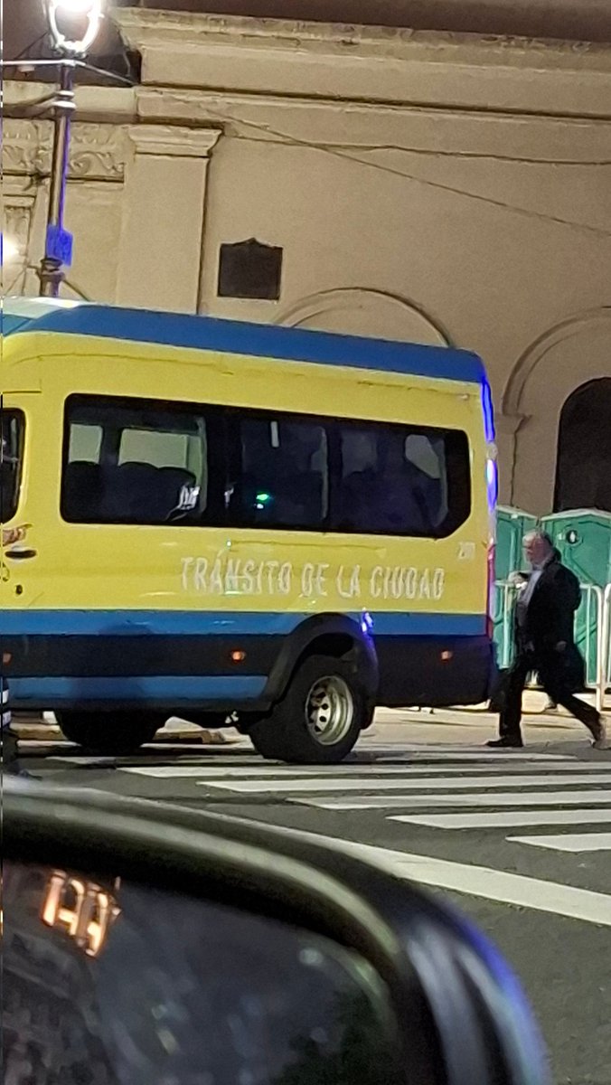 gastonneve's tweet photo. Che @batransito la camioneta de uds si puede estacionar sobre la senda peatonal móvil 200 o es una percepcion erronea mia https://t.co/w5oA5PVdb6