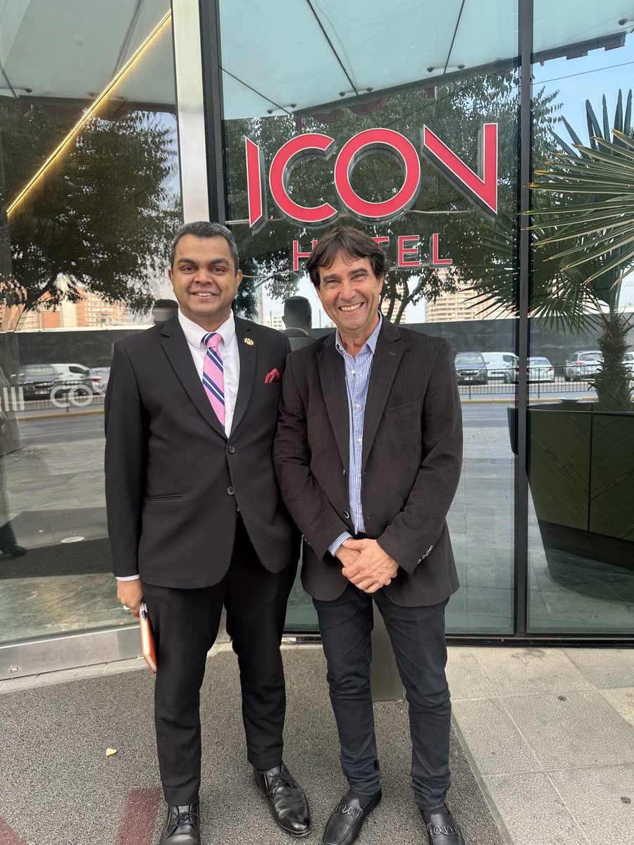 El Presidente de MACC Global Dr. Caffaro Kramer, junto al Consejero Regional de MATRADE Jack Menon, saliendo de la reunión de trabajo mantenida por la mañana en Chile donde se acordaron los próximos pasos a seguir en la colaboración de MACC con MATRADE. Excelente reunión.