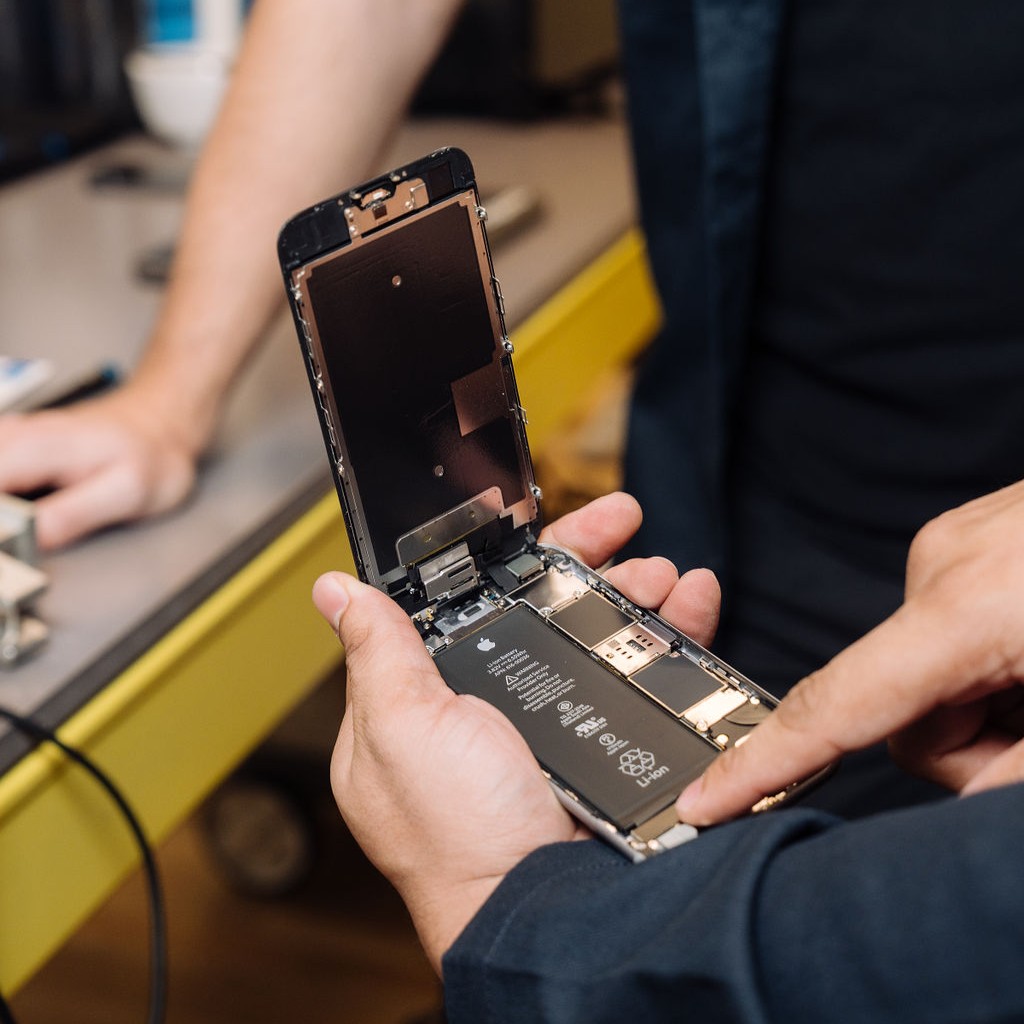 iFixit (@ifixit) on Twitter photo Happy National Telephone Day! Instead of continually chasing upgrades, what if we kept our smartphones for 5 years? How about 10?
That’s the mission we’re on with <a href="/backmarket/">Back Market</a>:
🛠️ Fix it.
♻️ Pass it on.
📵 Say no to planned obsolescence.
Because the most sustainable phone is the Happy National Telephone Day! Instead of continually chasing upgrades, what if we kept our smartphones for 5 years? How about 10?
That’s the mission we’re on with <a href="/backmarket/">Back Market</a>:
🛠️ Fix it.
♻️ Pass it on.
📵 Say no to planned obsolescence.
Because the most sustainable phone is the