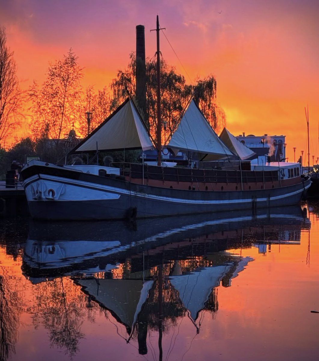 #Goedemorgen #zaterdag

#Oranjeboven #koningsdag: ik heb er zin in! Wat een gaaf beeld he🥰: en ja ga lekker varen door de Utrechtse grachten #loveit 

Heb een fijne dag💋

#nature #sunset #boot #levendekoning