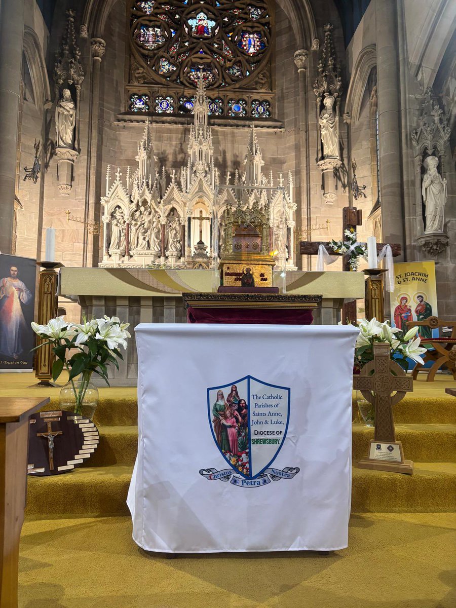 ACNUK_CO's tweet image. With grateful thanks for a most beautiful evening to Fr Mario Ashuikeka PP at St Anne’s @dioceseofshrewsbury and the Knights of St Columba for bringing the holy relics of St Columba, St Andrew & St Margaret to St Anne’s RC Church Rock Ferry ✝️🙏