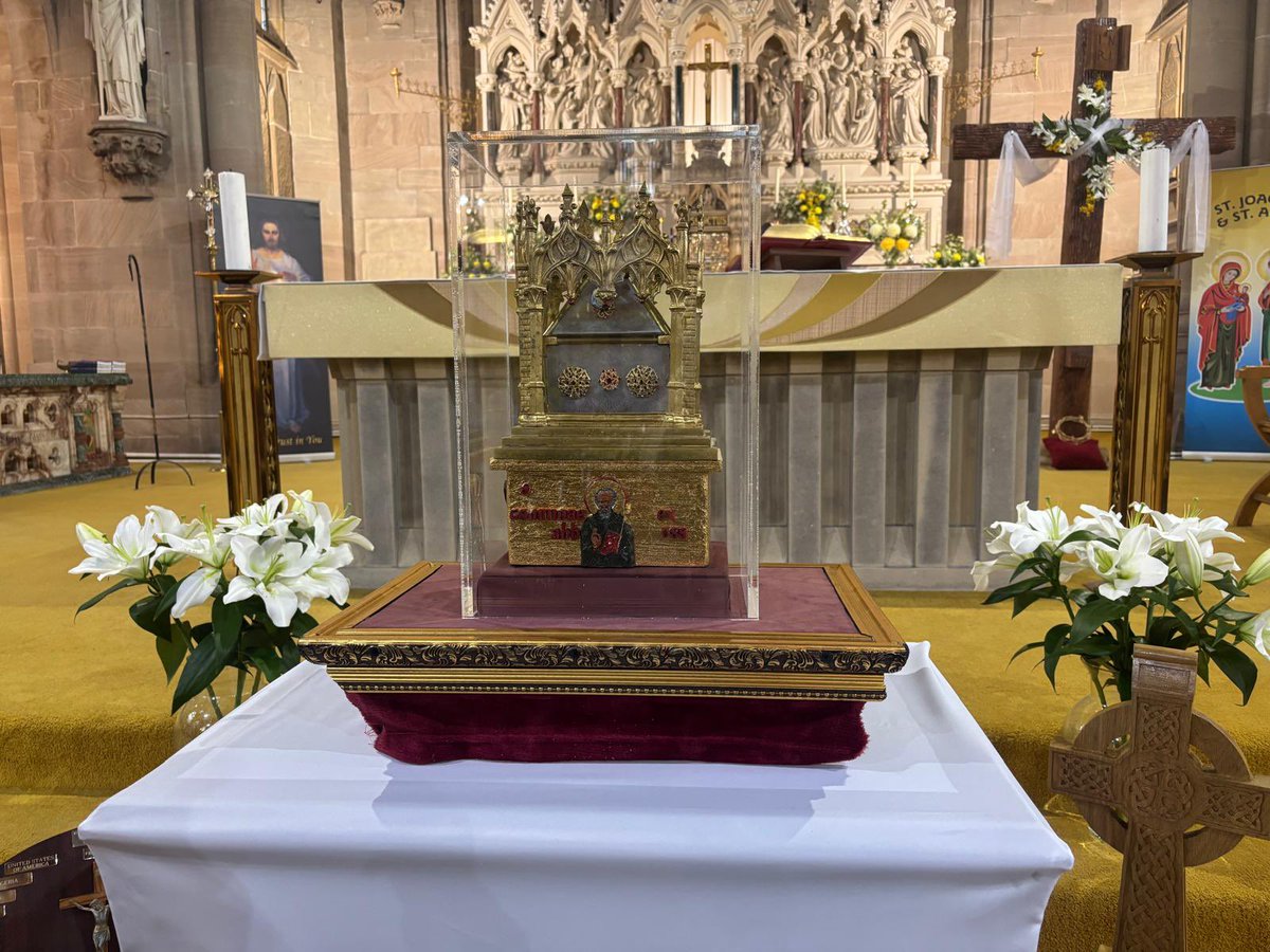 ACNUK_CO's tweet image. With grateful thanks for a most beautiful evening to Fr Mario Ashuikeka PP at St Anne’s @dioceseofshrewsbury and the Knights of St Columba for bringing the holy relics of St Columba, St Andrew & St Margaret to St Anne’s RC Church Rock Ferry ✝️🙏