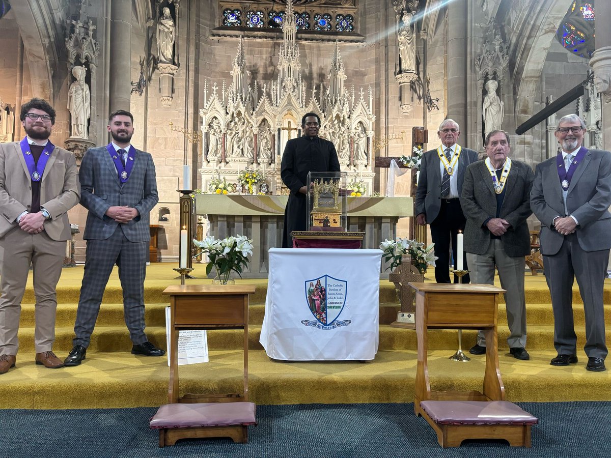 ACNUK_CO's tweet image. With grateful thanks for a most beautiful evening to Fr Mario Ashuikeka PP at St Anne’s @dioceseofshrewsbury and the Knights of St Columba for bringing the holy relics of St Columba, St Andrew & St Margaret to St Anne’s RC Church Rock Ferry ✝️🙏