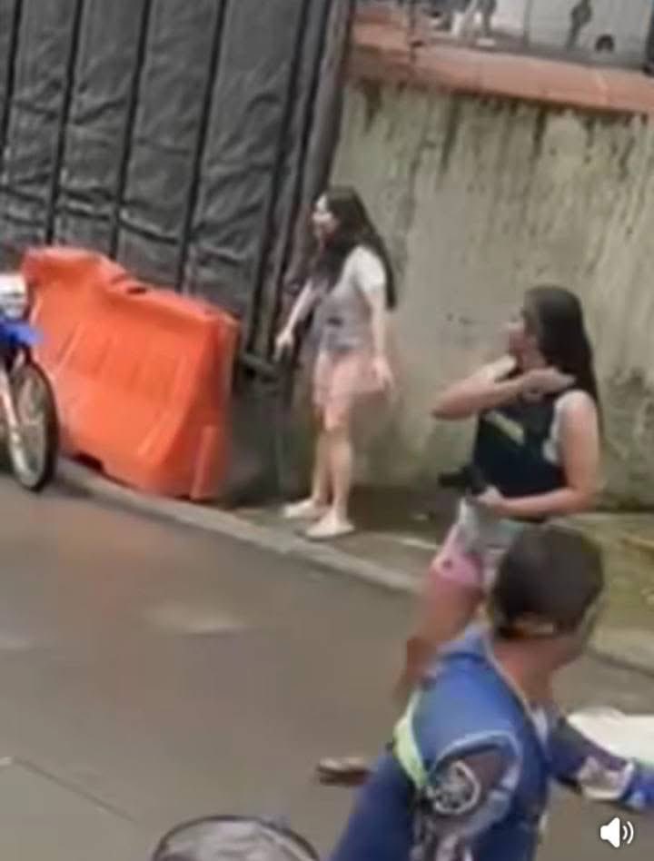 #ATENCION #Remedios elogiadas En Redes socilaes Dos mujer policias 

Dos mujeres policías de Remedios en Antioquia son elogiadas en redes después de un acto de valentía en el cual salieron descalzas y en pijama a defender a sus compañeros en medio de un ataque que recibió la