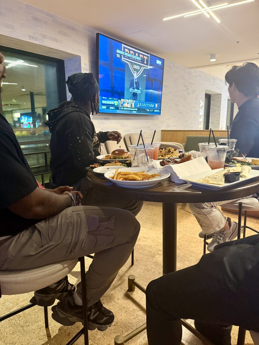 RB Dinner :

Wings ✅
Bowling ✅
NFL Draft ✅
#ChainGang⛓️ #WE🦉👐🏽