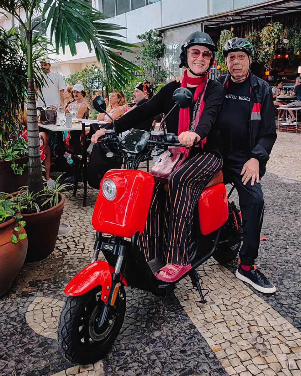 jards_macale's tweet photo. Saindo pra almoçar, de carona na Ritinha. 🛵

#EquipeJM #JardsMacale https://t.co/I9nrT7FAq8