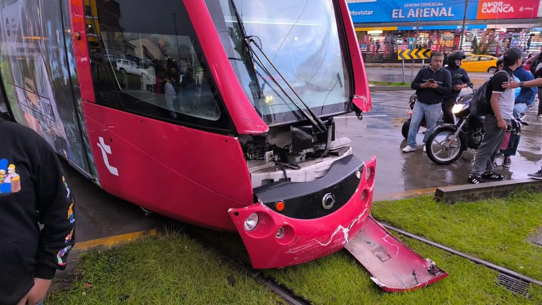 🔴#Atención | #Cuenca | Servicio del Tranvia suspendido por siniestro de tránsito con una unidad. (Redondel de las Américas y Remigio Crespo)