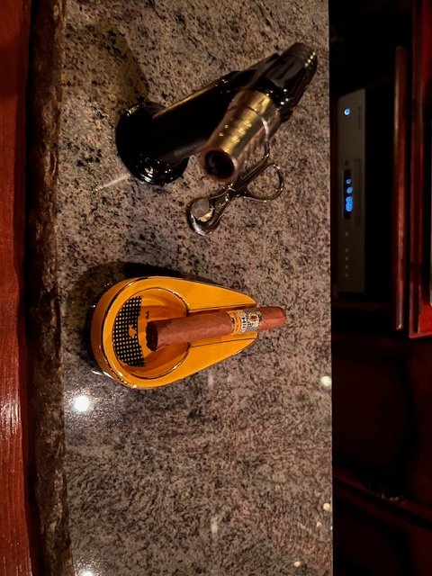 本日からGWですね✨✨
ちょっと素敵なbarで癒される瞬間🍷
✨キューバ産のコイーバの香り✨