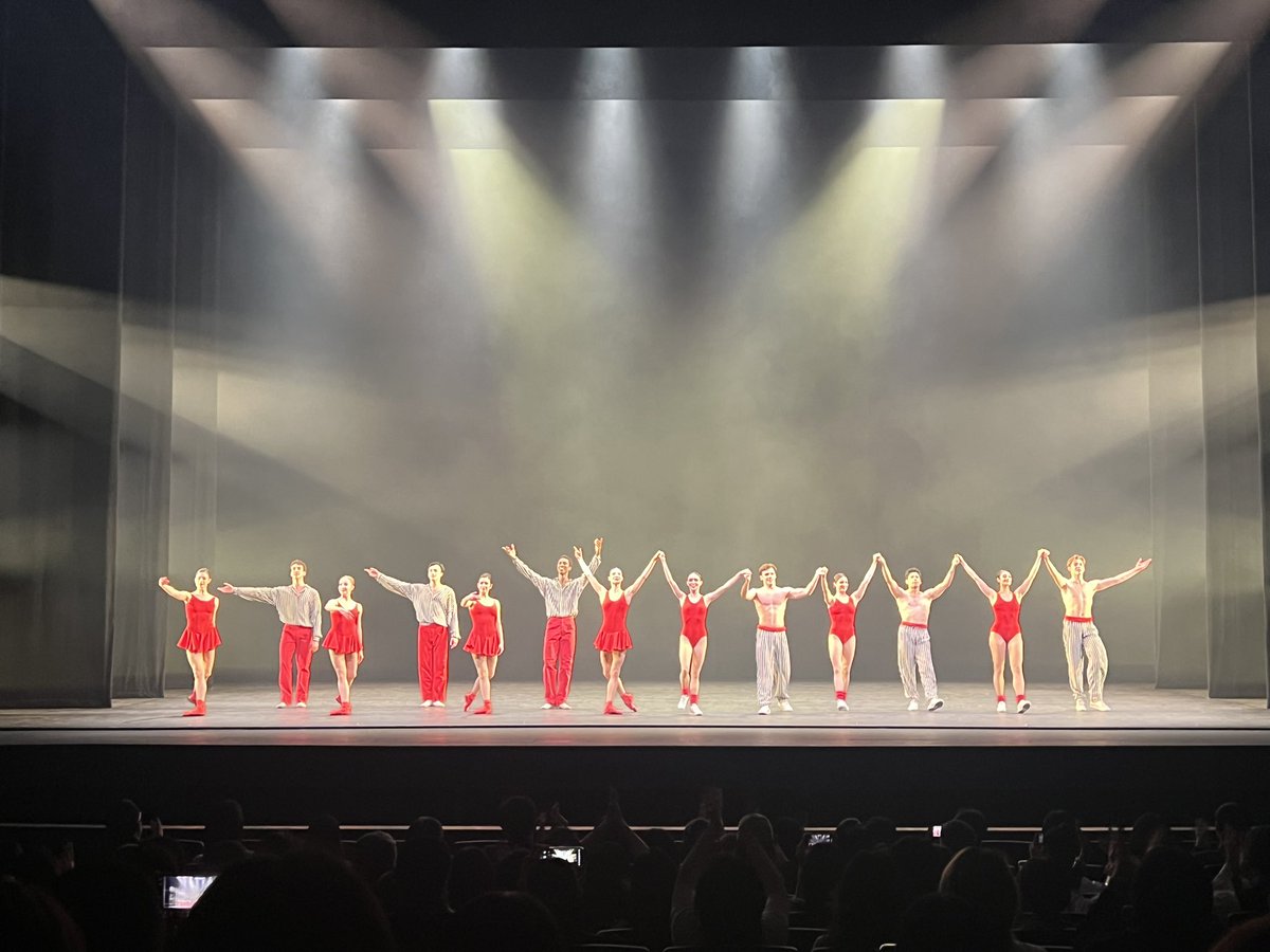 어제 GS 아트센터의 개관 무대에서 아메리칸 발레 시어터 (ABT)의 공연을 볼 수 있었습니다. 첫번째 작품은 조지 발란신이 안무한 작품, “주제와 변주 (Theme and Variations)”였어요. 발란신은 러시아 태생으로 1924년 댜길레프의 ‘발레 뤼스’ 발레단에 입단한 이래 발레 뤼스의 주요 무용수 및