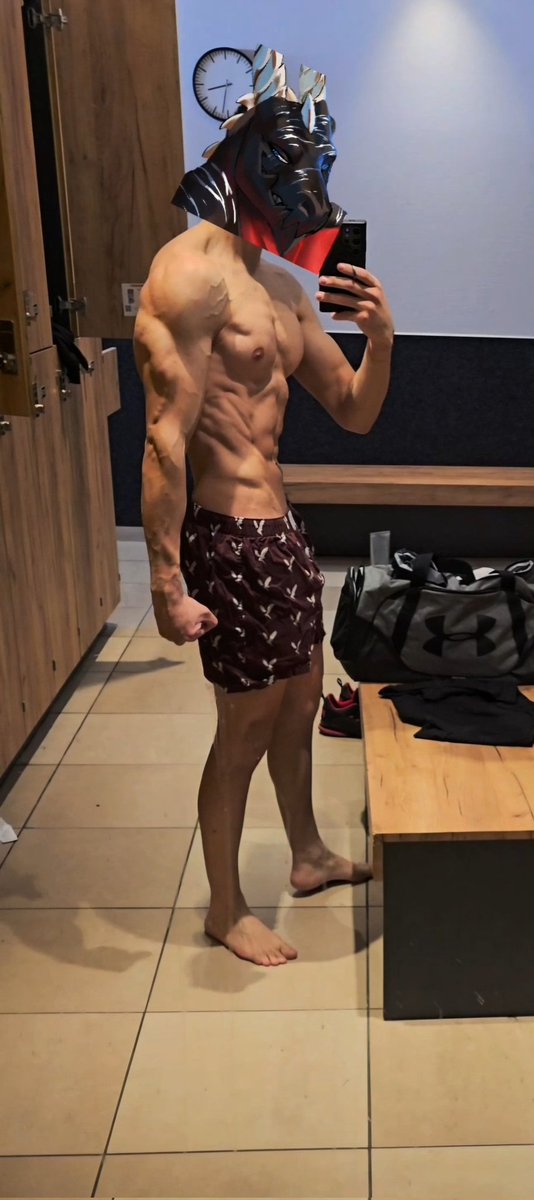 Trying out a different gym and the obligatory locker room Pic came out 🔥
Might post the mini video I took from flexing someday 😋

#FlexFriday