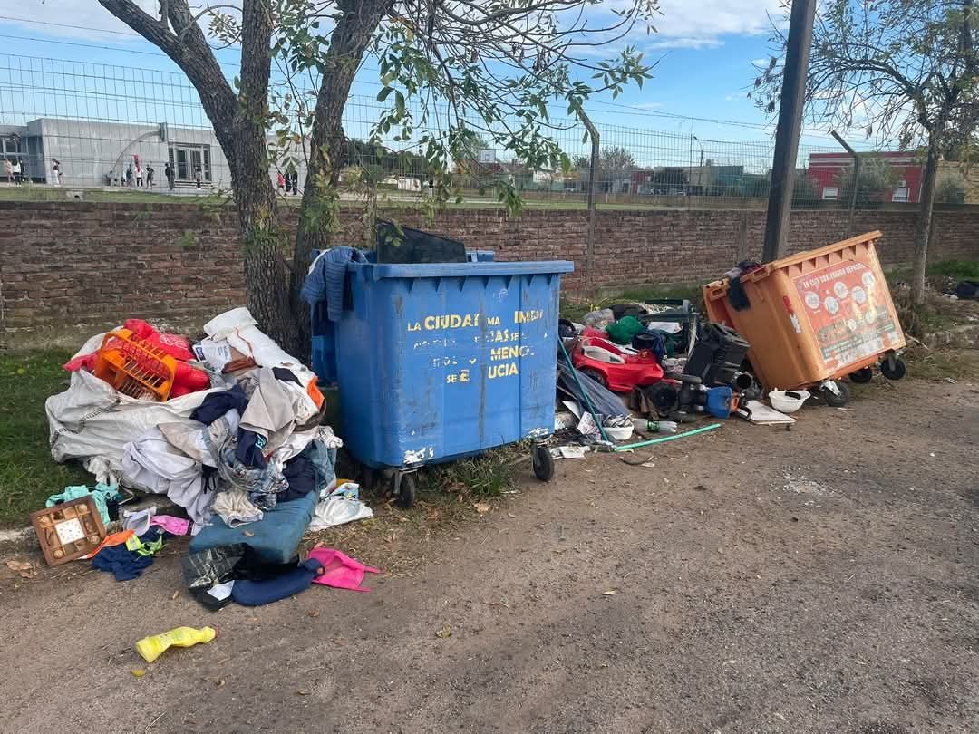 fijateaver's tweet photo. Un horror la desidia del FA para la basura.

Ah no, perdón ésto es en Tacuarembó donde siempre gobernó el Partido Nacional. https://t.co/85u0QkfzIi